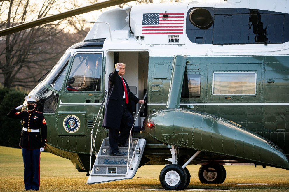 El presidente de Estados Unidos, Donald J. Trump, sube al Marine One en el jardín sur tras salir por última vez de la Casa Blanca en la mañana de la inauguración presidencial de Joe Biden.