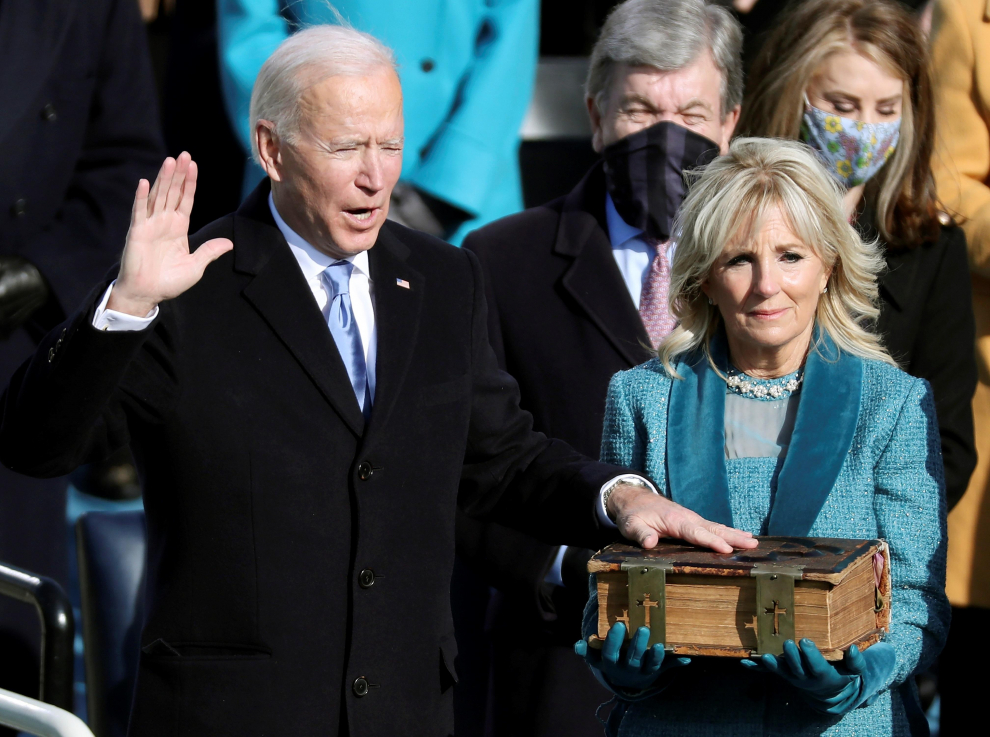 Joe Biden junto a su esposa durante el juramento como presidente.