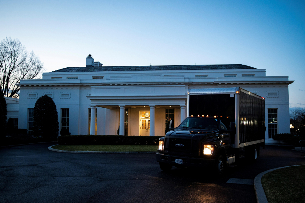 Un camión de mudanzas sale del ala oeste de la Casa Blanca al amanecer en Washington.