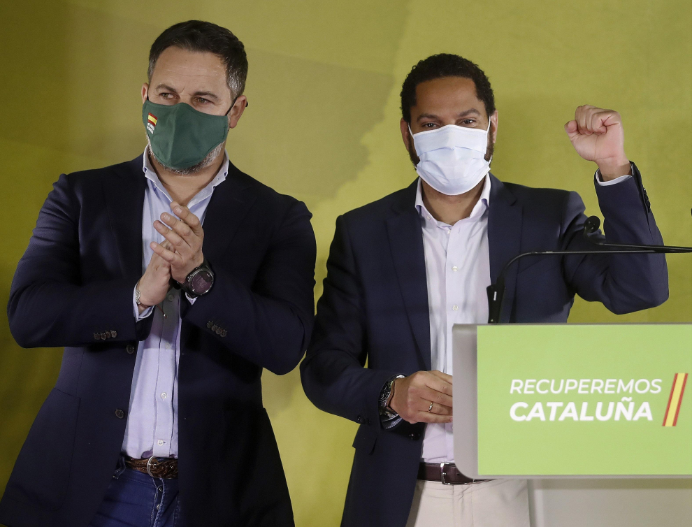 El candidato a la presidencia de la Generalitat por VOX, Ignacio Garriga (d), acompañado por el presidente del partido, Santiago Abascal, celebran los resultados obtenidos.