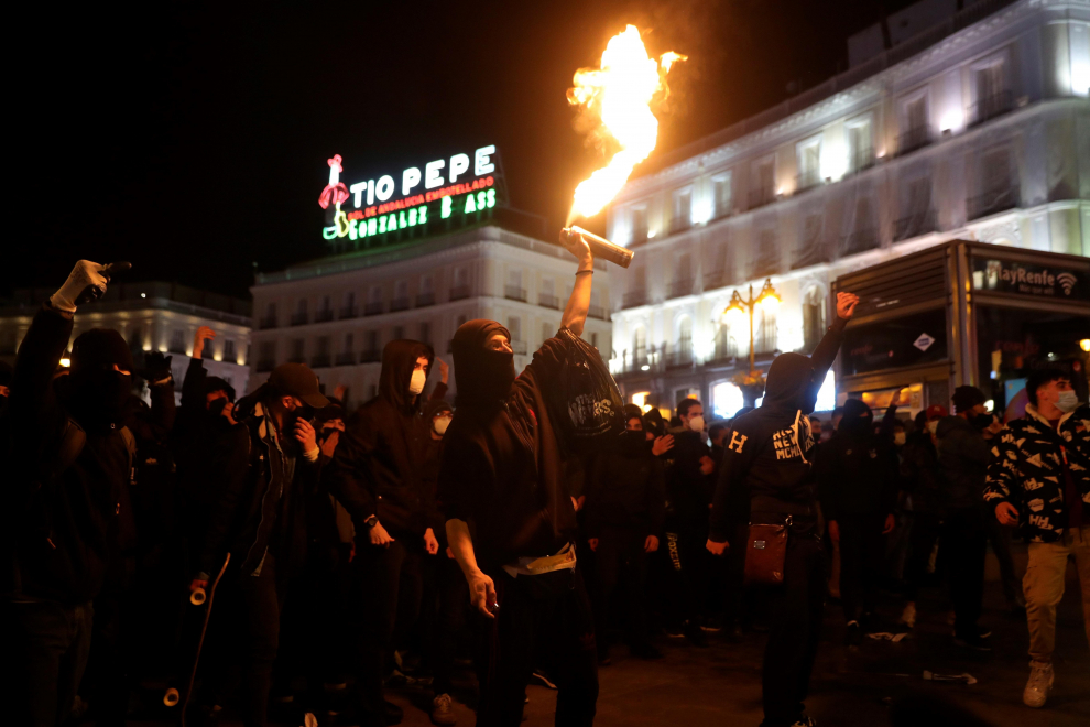 Manifestantes se enfrentan a los agentes de la policía antidisturbios durante una marcha por la detención del rapero Pablo Hasel en la Puerta del Sol en Madrid.