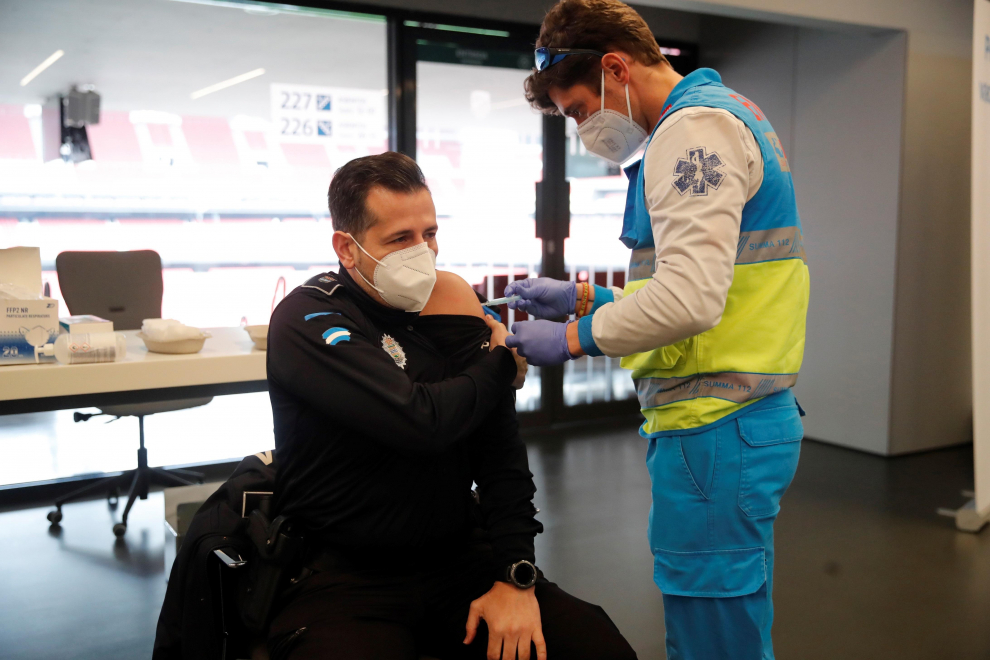 Un policía recibe la primera dosis durante el primer día de vacunación contra la covid-19 en el Wanda Metropolitano.