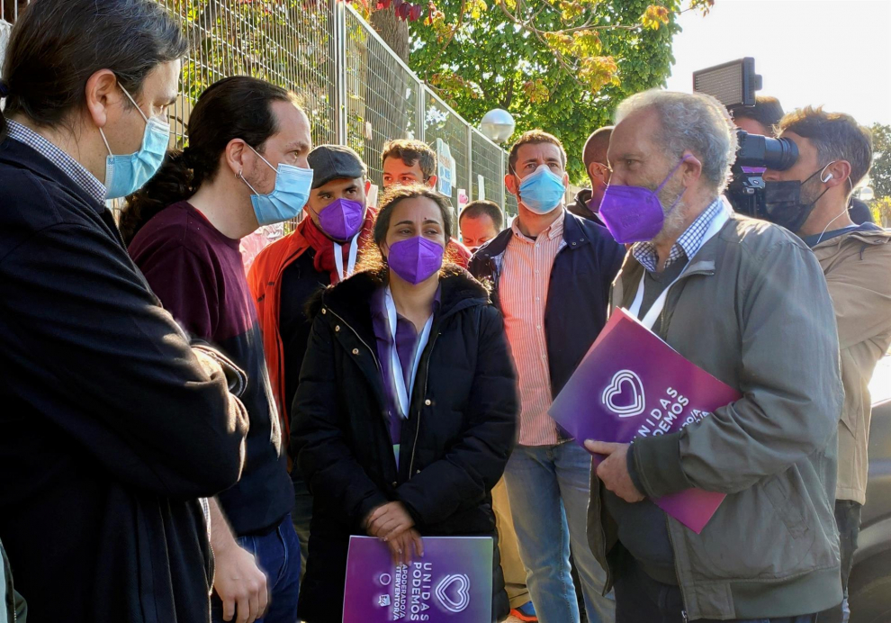 El candidato de Unidas Podemos a la Comunidad de Madrid, Pablo Iglesias a su llegada para ejercer su derecho al voto