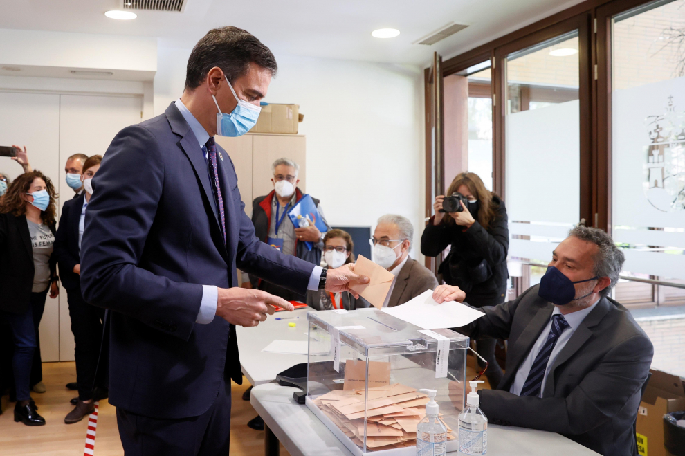 El presidente del Gobierno, Pedro Sánchez vota en las elecciones autonómicas en el Centro Cultural Volturno de Pozuelo de Alarcón.