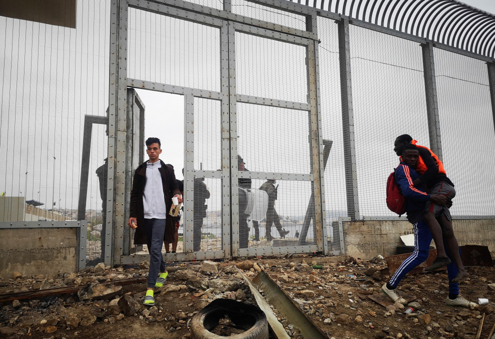 Un grupo de inmigrantes son devueltos a Marruecos por las autoridades españolas en la frontera entre Ceuta y Fnideq.