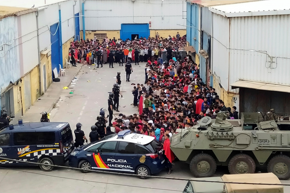 La policía Nacional y el Ejército de Tierra vigila a cientos de inmigrantes tras su llegada este martes a Ceuta.