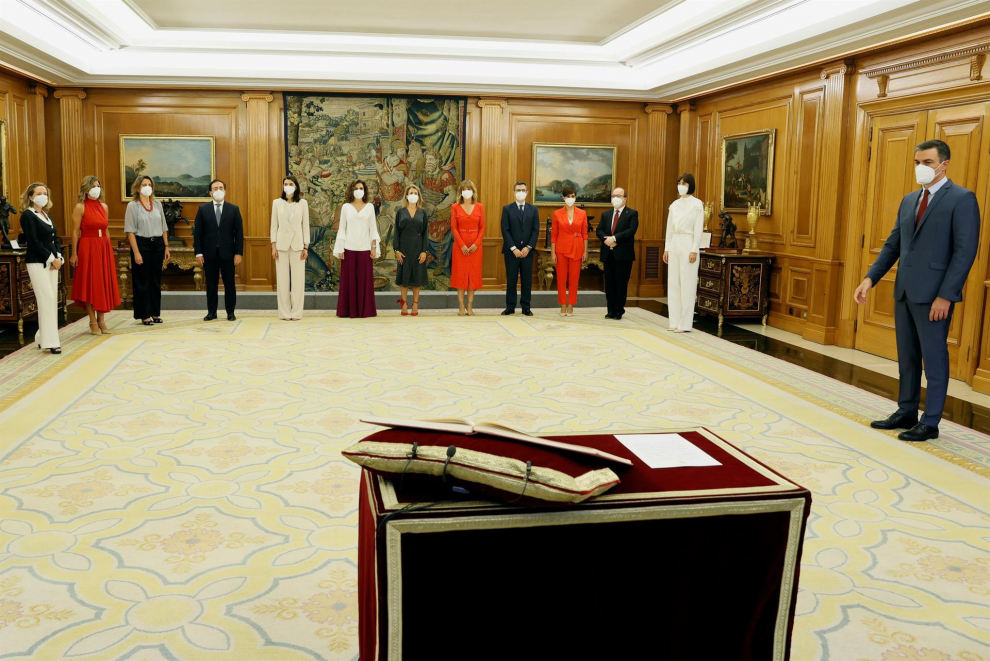 El presidente del Ejecutivo, Pedro Sánchez (d), junto a los miembros que conforman su nuevo equipo de Gobierno