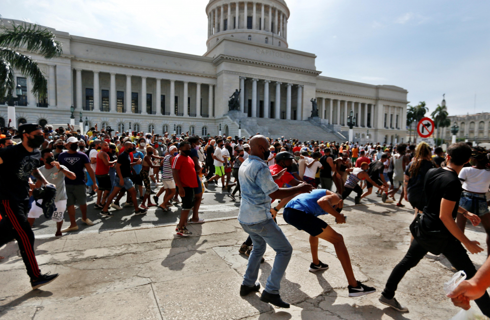 Cientos de cubanos participan en la protesta a las puertas del Capitolio de La Habana.
