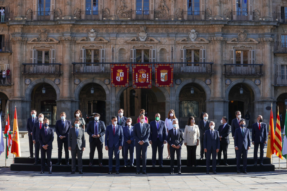 El rey Felipe, junto con Pedro Sánchez, posa para la foto de familia de la XXIV Conferencia de Presidentes, en Salamanca.