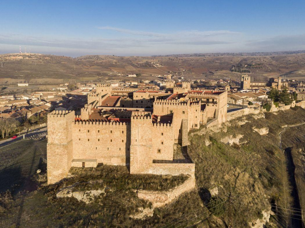 Alcazaba, palacio de obispos, lugar de paso de reyes y príncipes y objeto de asedio en guerras recientes. Este castillo medieval del siglo XII fue instalado en una alcazaba árabe.