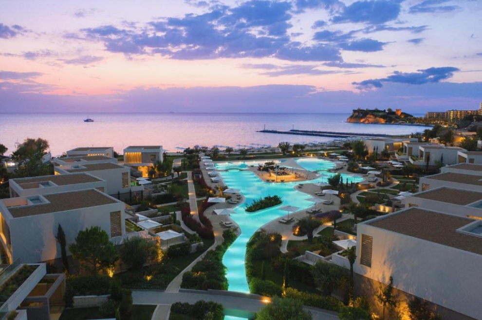 Destino elegante de ambiente sofisticado, cocina excepcional y un entorno adulto nos dan la bienvenida. En un entorno Mediterráneo cuenta con la piscina climatizada más grande de Grecia.