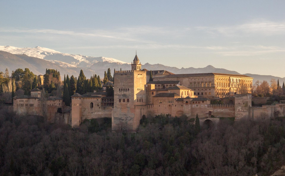 Situados en dos colinas adyacentes, el Albaicín y la Alhambra forman el núcleo medieval de Granada que domina la ciudad moderna.