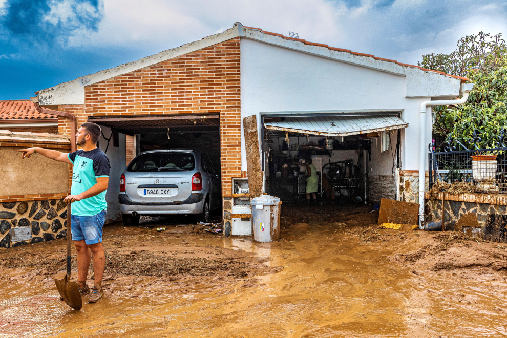 Los vecinos de Cobisa, Toledo, limpian de barro sus viviendas tras la inundación causada por la tormenta