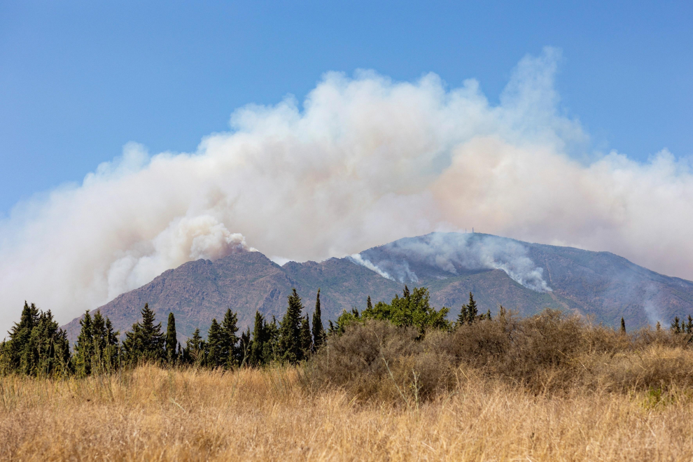 El fuego en Sierra Bermeja deja a su paso grandes columnas de humo muy visibles desde Estepona.