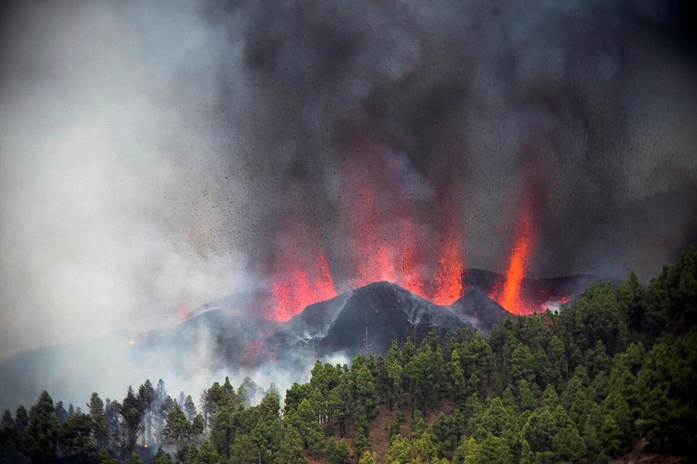 La erupción se produce tras más de 25.000 pequeños seísmos que no han dejado de sacudir La Palma durante ocho días.
