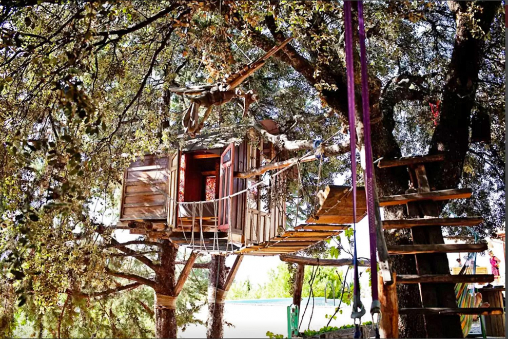 Ubicada en el Parque Natural de Sierra de Huétor a 30 kilómetros de Granada, construida a tres metros de altura entre cipreses cuenta con cocina, baño y capacidad para dos personas.