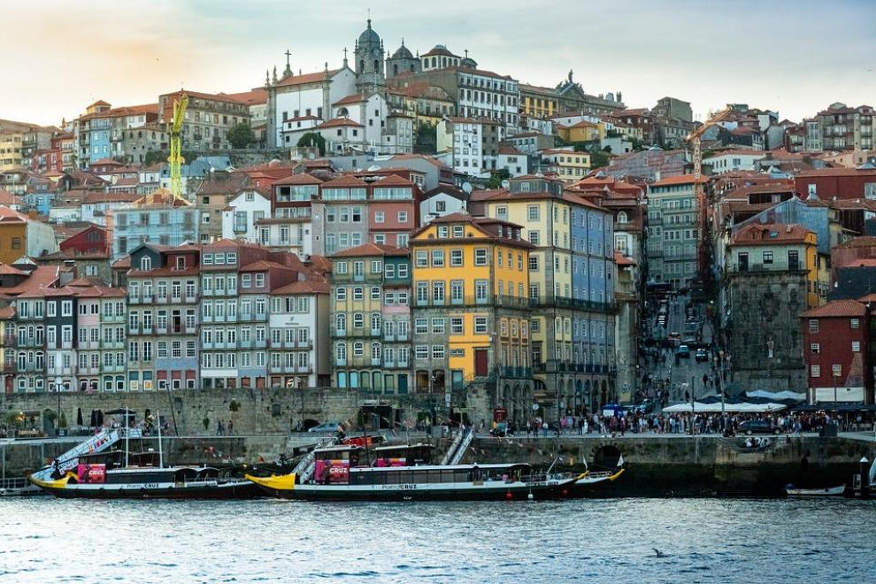 La ciudad del Duero y segunda más grande de Portugal. Centro cultural de referencia, ocio, historia y buen vino son algunos de sus muchos atractivos.