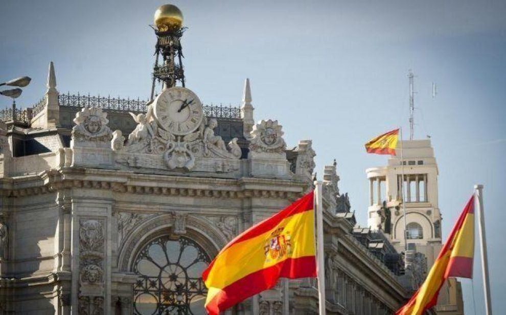 Este mismo martes el Banco de España ha revisado las sus expectativas sobre el crecimiento de la economía española para este año y para los dos siguientes. Aunque continúa teniendo una visión contenida sobre la recuperación económica que el Gobierno, donde antes apreciaba un crecimiento del 6,2% ahora lo eleva al 6,3%.