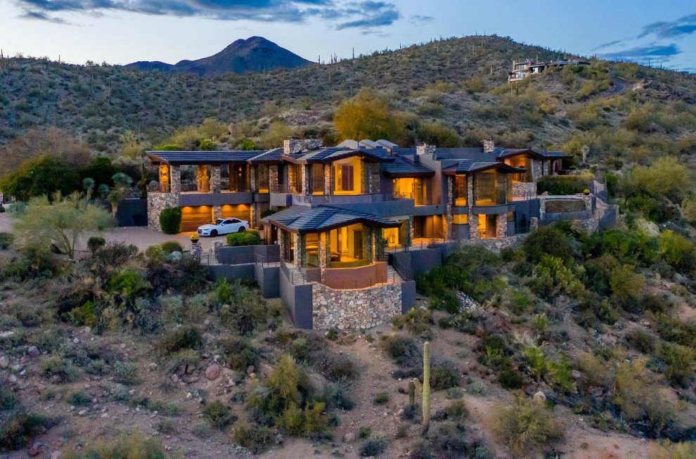 Seagal pone a la venta su rancho por 2,9 millones de euros. Una finca de cinco hectáreas en el corazón del desierto de Sonora, en Arizona, con una vivienda de 834 m2 con ventanas panorámicas a prueba de balas.
