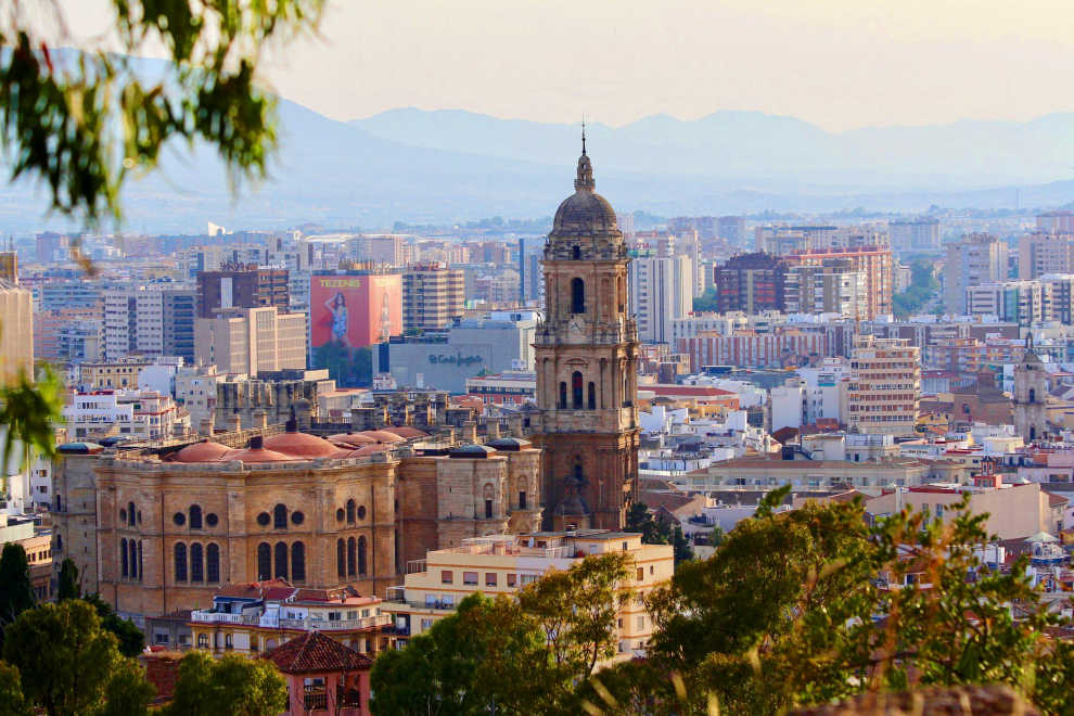 Málaga es una de las ciudades más caras para alojarse en un céntrico hotel con un precio de 628 euros, por otro lado el precio de alquiler de un coche ocupa la cuarta posición más barata con 406 euros.