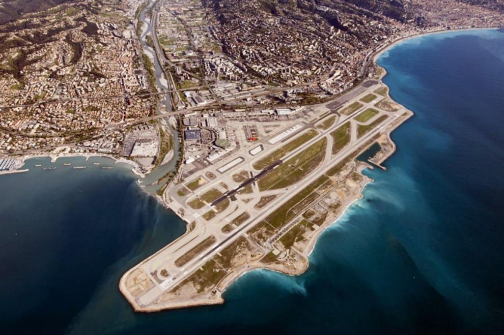 Al igual que Génova, en Italia, y Santos Dumont, en Río, el aeropuerto de Niza está construido sobre el agua, con la pista de aterrizaje en terrenos ganados al mar. Desde el lado izquierdo, es probable que pase por delante de la costa de la Costa Azul al llegar, mientras que a la derecha verá el mar resplandeciente. Si te sientas a la izquierda para despegar, también tendrás vistas de Mónaco. Mejor siéntate a la izquierda.