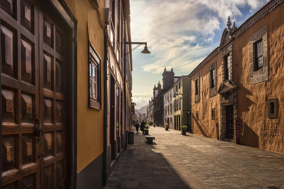 La Calle San Agustín, antes Calle Real, es una calle en el centro histórico de La Laguna, declarado Patrimonio de la Humanidad por la Unesco en 1999. En apenas seiscientos metros, se concentran varios palacios de los siglos XVII y XVIII que llaman la atención con sus fachadas coloridas.