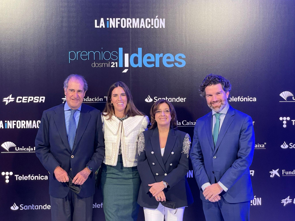 La ganadora del Premio Líder en Innovación, Lucía Comenge, acompañada de la presidenta de La Información, Marisa Navas, y el Consejero Delegado de Henneo, Íñigo de Yarza.