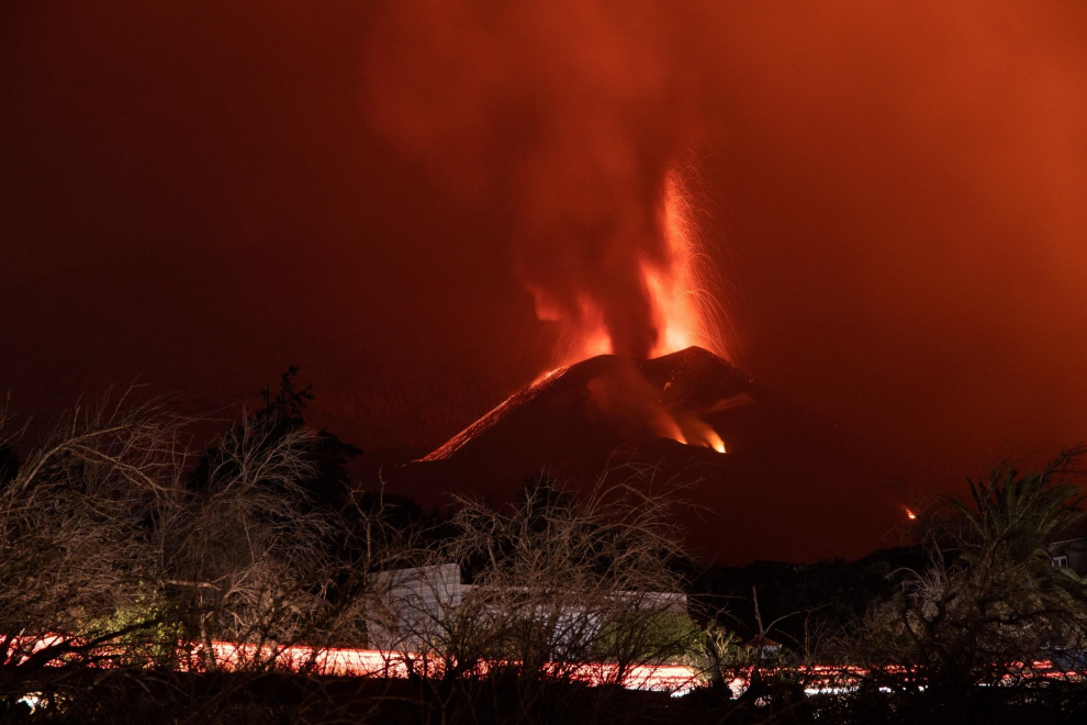 Entro en erupción el 19 de septiembre de 2021 en el paraje de Cabeza de Vaca en la isla de La Palma. La lava del volcán ha afectado a más de 1.000 hectáreas y ha destruido a su paso más de 2.600 construcciones. Ha creando una fajana de 41 hectáreas y continua creciendo alimentada por tres coladas. Cerca de 7.000 personas han tenido que ser desalojadas de sus viviendas desde el inicio de erupción.