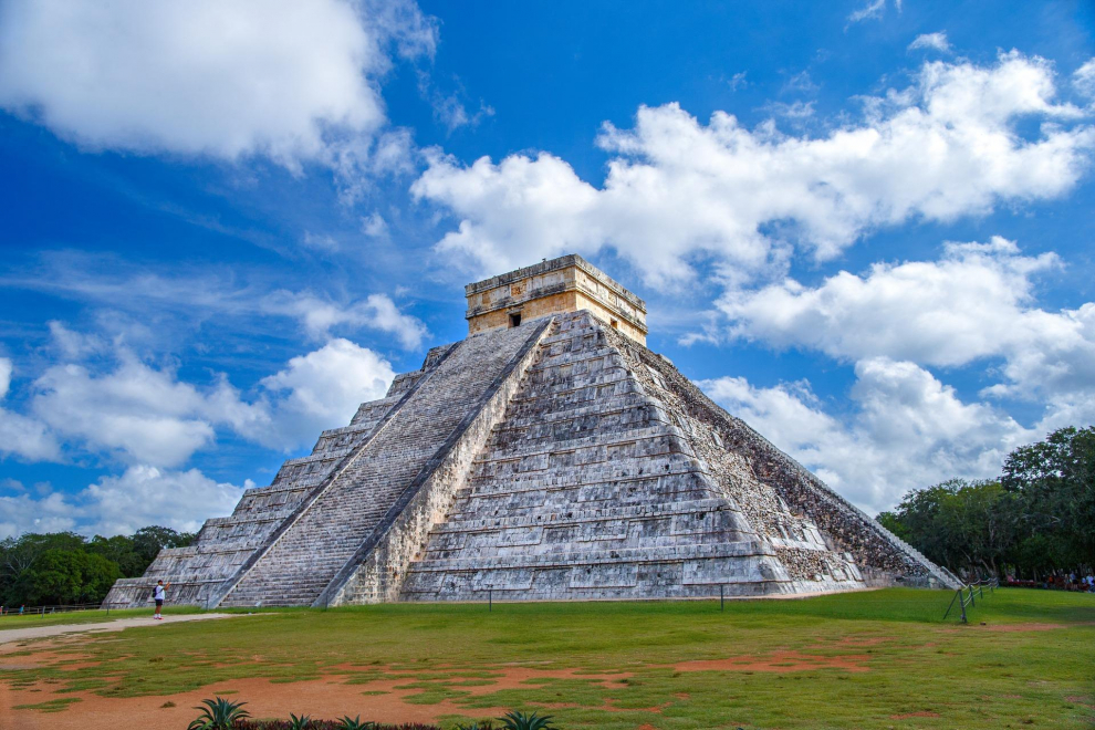 Situada en la península de Yucatán, fue construida en el siglo XII por los mayas itzáes en Chichén Itzá, en honor al dios Kukulcán. Su forma piramidal cuenta con cuatro fachadas, cada una con una escalinata central de 30 metros de altura y 91 peldaños que conducen a la plataforma superior.