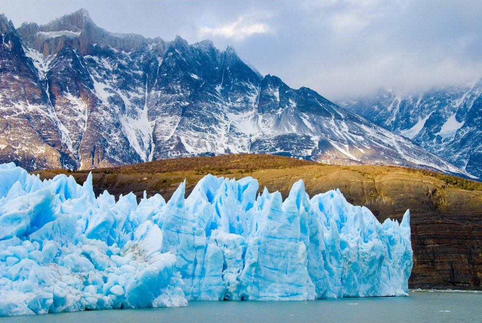 Estos glaciares constituyen una de las mayores capas heladas de la Tierra, pero el aumento de la temperatura acelera su desaparición. El deshielo aumentará el nivel del mar y causará problemas de suministro de agua a las regiones cercanas.