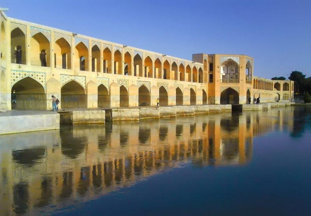 Data del año 1650 y fue construido por el shah persa Abbas II. Atraviesa el río Zayandeh y está en la ciudad iraní de Isfahán. Formado por una serie de arcos ojivales, está considerado como uno de los puentes más bellos del mundo.