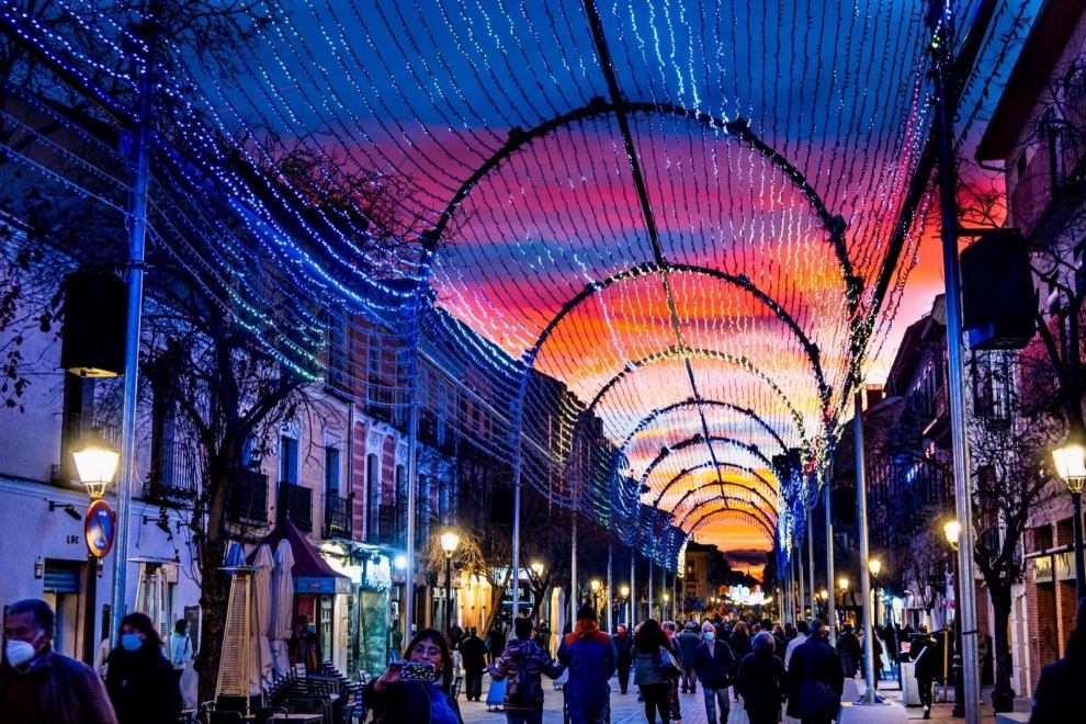 Un fantástico túnel de luz desemboca en la Plaza de Cervantes, epicentro de la Navidad complutense.