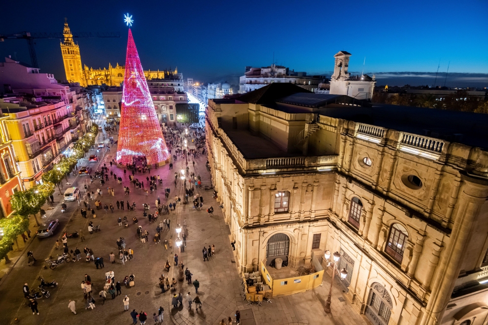 El árbol de Navidad con luces LED más grande de Europa, situado en la plaza de San Francisco de Sevilla. La estructura tiene 40 metros de altura y 14 de diámetro, con una estructura hueca que los viandantes pueden atravesar por el interior.