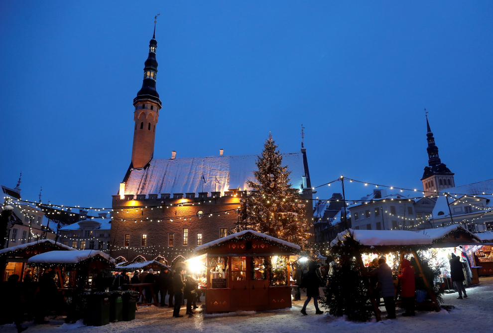 Mercado navideño en la plaza del ayuntamiento de Tallin, en medio de la plaza se puede ver el árbol de Navidad más hermoso de la ciudad.