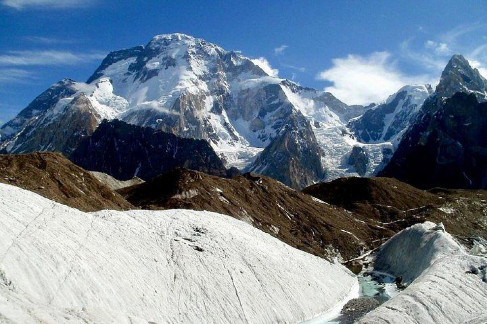 Forma parte del macizo de los Gasherbrum, en la zona del Baltistan, en la frontera de Pakistán con China. Una expedición austriaca coronó la cima por primera vez el 9 de junio de 1957.