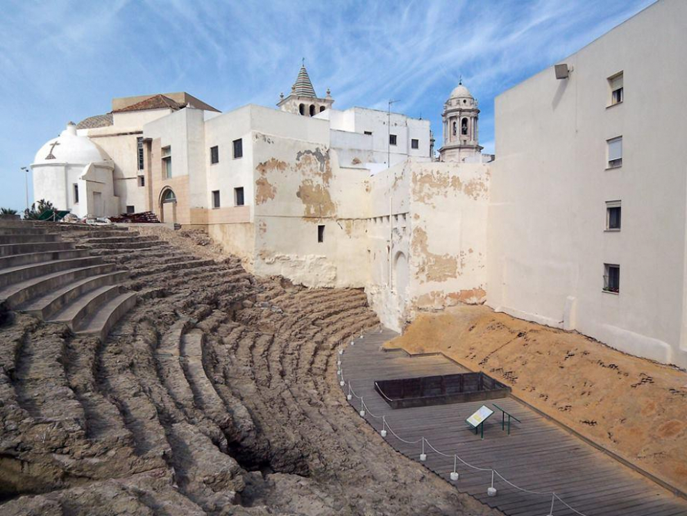 El Teatro Romano de Cádiz fue construido hacia el 70 a.C. cuando el Gaditano Lucio Cornelio Balbo "el Mayor", amigo personal y consejero de Julio César, decidió, junto con su sobrino Balbo "el Menor", ampliar los límites de la ciudad de Gades, construyendo la Necrópolis. El edificio fue abandonado en el siglo III d.C. y reconstruido por Alfonso X "el Sabio" tras la conquista de la ciudad.