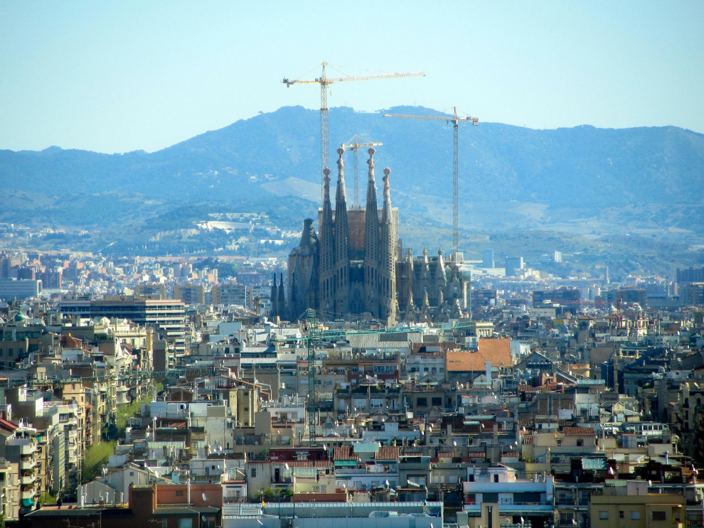 La obra más conocida de Antoni Gaudí y símbolo de Barcelona. Comenzó su construcción en 1882 y se prevé que acabe sobre el 2026. La cripta y la fachada lateral del Nacimiento han sido declaradas Patrimonio de la Humanidad. Desde el interior de la basílica se puede subir a las torres, a pie o en ascensor, y contemplar la magnífica vista de Barcelona.
