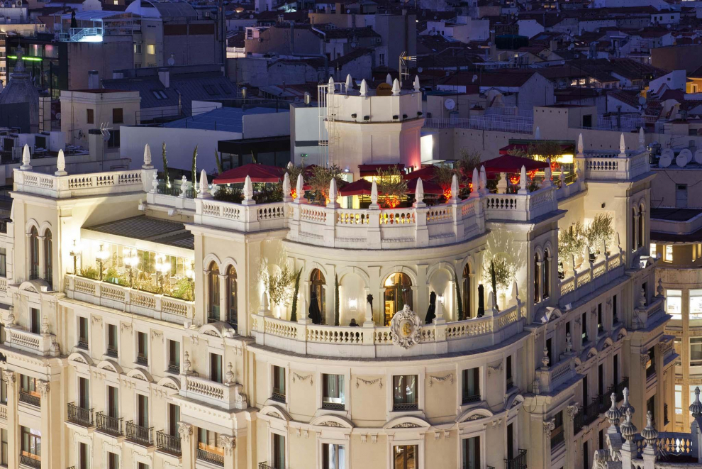 Este hotel boutique de lujo se encuentra situado en pleno centro de Madrid, muy cerca de la Gran Vía y de la Calle de Alcalá. Entre sus reclamos se encuentra una espectacular terraza y un ático en el que poder disfrutar de la alta gastronomía de vanguardia, así como de una coctelería clásica.