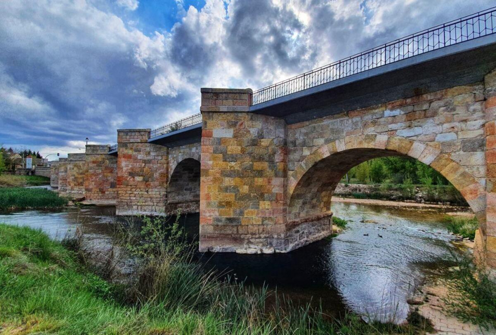 Un imponente puente medieval de piedra con 16 ojos da paso a dos cauces del río Duero separados por una isleta central. De 200 metros de longitud y ocho de ancho es un puente muy transitado ya que es el único que une las dos orillas de San Esteban de Gormaz.