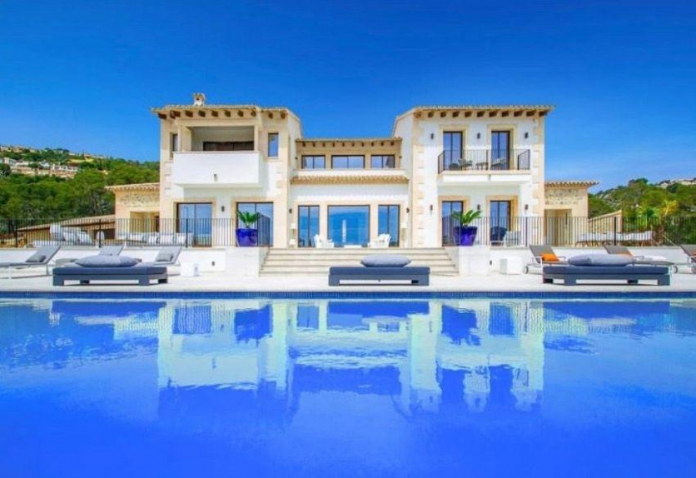 Casa independiente en Port d'Andratx, Andratx, Palma de Mallorca. 1.350 m² construidos en una parcela de 93.000 m², cuenta con 6 habitaciones y 5 baños.