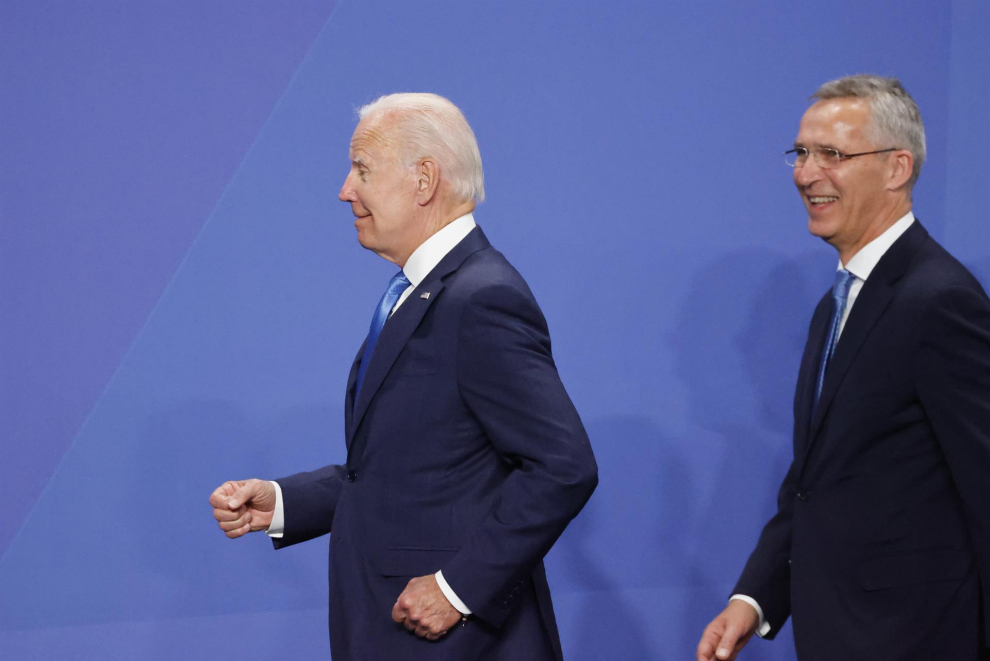 El presidente de Estados Unidos, Joe Biden (i), junto con el secretario general de la OTAN, Jens Stoltenberg .