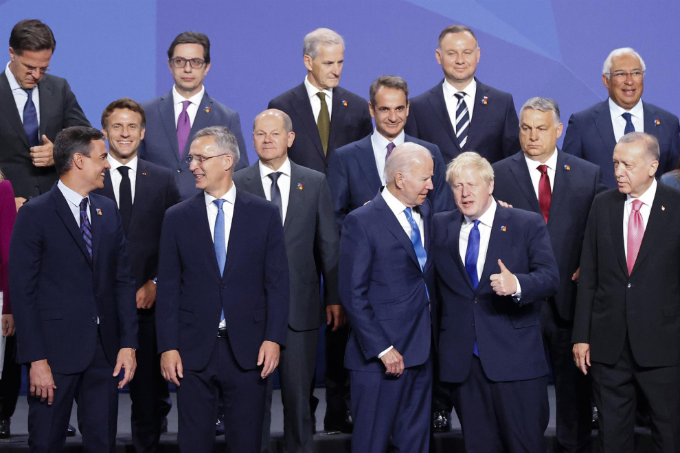 El presidente del Gobierno, Pedro Sánchez (i) junto con el secretario general de la OTAN, Jens Stoltenberg (2i), y el presidente turco, Recep Tayyip Erdogan (d); el presidente de los Estados Unidos, Joe Biden (3d),y el primer ministro del Reino Unido, Boris Jhonson (2d), entre otros líderes.