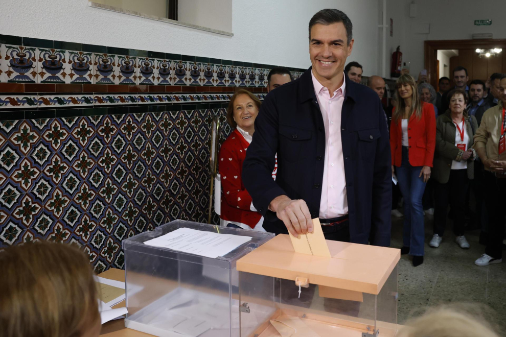 El presidente del Gobierno, Pedro Sánchez, ejerce su derecho al voto en el colegio Nuestra Señora del Buen Consejo, este domingo