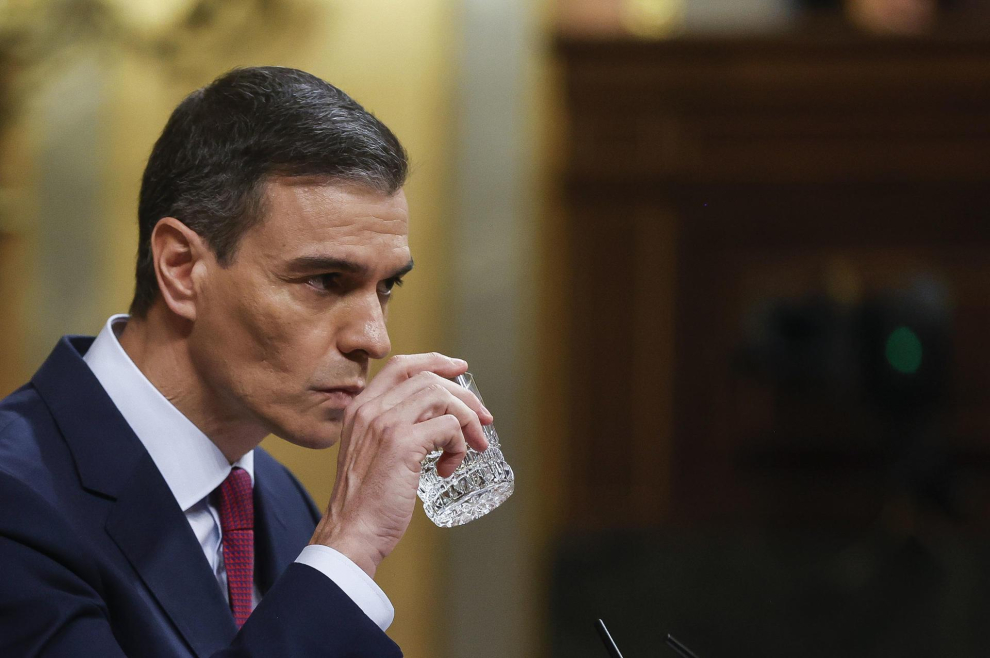 El secretario general del PSOE y presidente del Gobierno en funciones, Pedro Sánchez, bebe agua durante su intervención ante Congreso