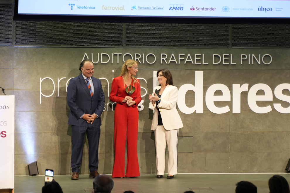 Esther Alcocer Koplowitz, Presidenta de FCC, recibe el Premio Líder Empresarial del Año de manos de Marisa Navas, presidenta de La Información y Fernando de Yarza, Presidente de Henneo.