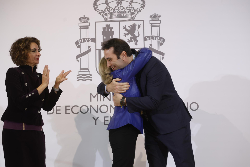 La hasta ahora vicepresidenta Económica, Nadia Calviño (c), que la próxima semana asumirá la presidencia del Banco Europeo de Inversiones (BEI), felicita al nuevo ministro de Economía, Comercio y Empresa, Carlos Cuerpo