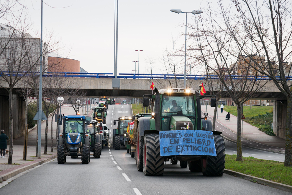 Agricultores y ganaderos de toda España han sacado sus tractores a las carreteras desde esta madrugada para pedir mejoras en el sector. Algunos de los lemas: "Jóvenes con ilusión en peligro de extinción"