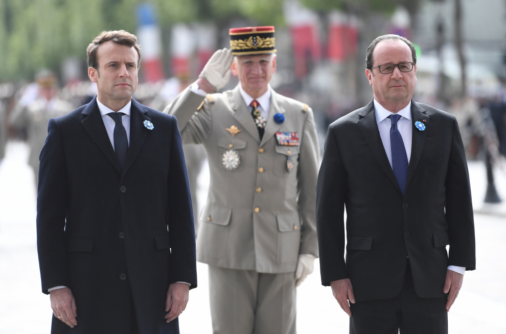 Hollande arropa a Macron durante la celebración del 72 Aniversario de la victoria sobre la Alemania nazi
