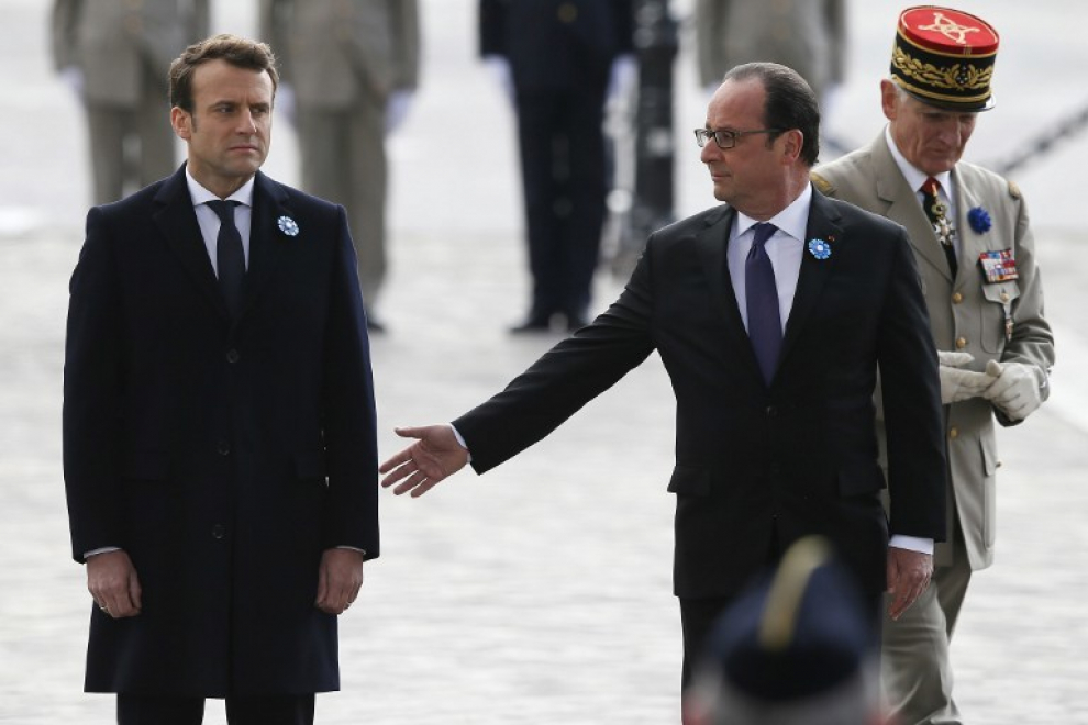 Hollande arropa a Macron durante la celebración del 72 Aniversario de la victoria sobre la Alemania nazi