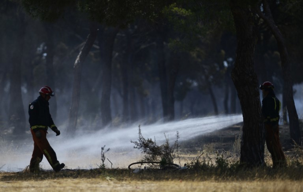 El fuego sigue activo cerca de Doñana y obliga a desalojar a 2.000 personas en Doñana